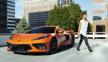 Metallisierte Autoglasfolie auf orangefarbener Corvette  